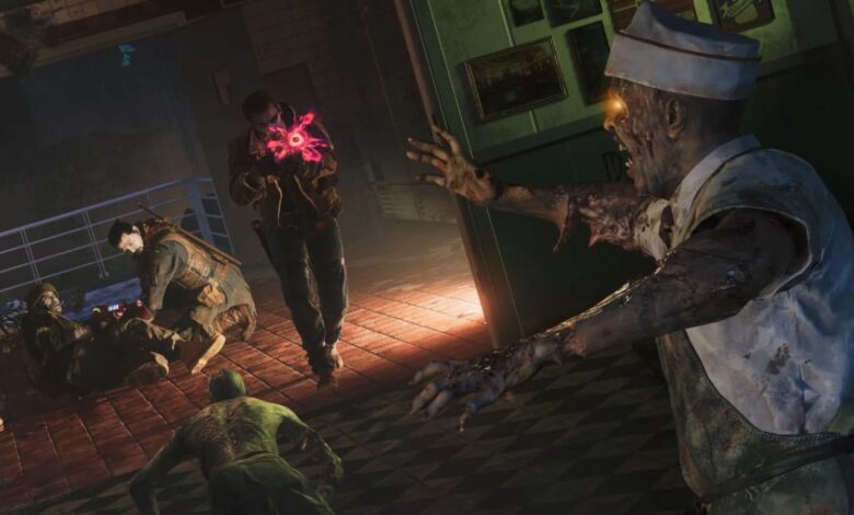 Uma cena tensa de Black Ops 7 de um ataque de zumbis em um corredor mal iluminado