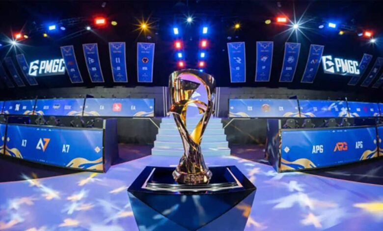 Imagem do troféu do PUBG Mobile Global Championship com um palco de evento de esportes eletrônicos ao fundo