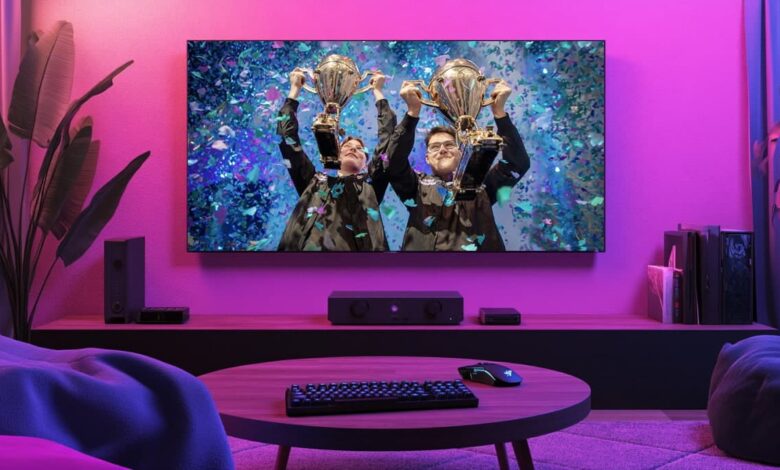 Aqua (à direita) com troféu no palco