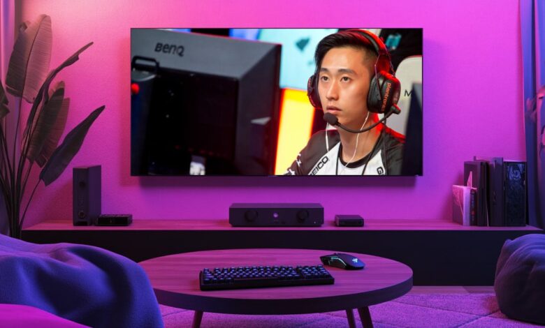 Uma grande TV exibe Harrison “salmo” Chang