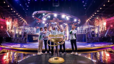 A imagem captura o momento em que a equipe de esports Team Falcons comemora sua vitória no torneio The International 2025 no jogo Dota 2