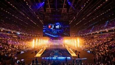 Imagem do palco StarLadder Budapest Major 2025 cercado por chamas disparando para o ar.