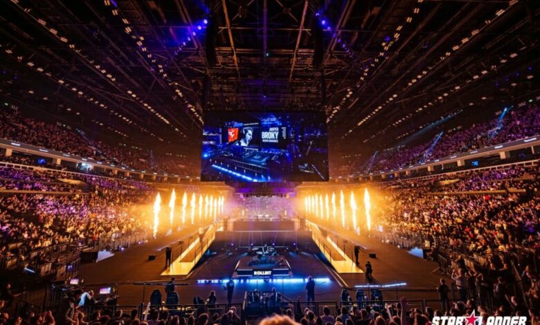 Imagem do palco StarLadder Budapest Major 2025 cercado por chamas disparando para o ar.
