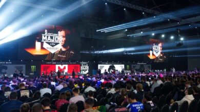 Imagem do palco StarLadder Budapest Major 2025 com logotipos de equipes projetados em telas