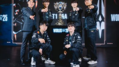 T1 posando em frente ao troféu do Mundial