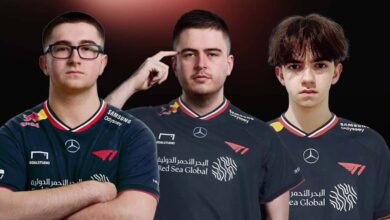 Imagem de jogadores do T1 Call of Duty Warzone posando vestindo camisetas do T1 em um fundo preto