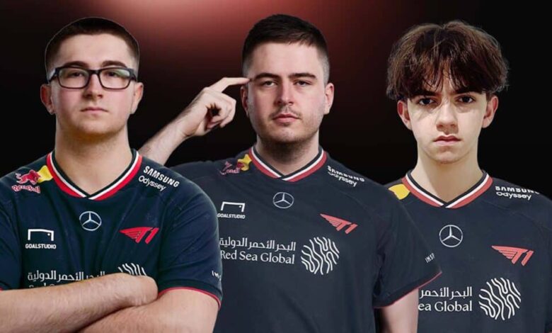 Imagem de jogadores do T1 Call of Duty Warzone posando vestindo camisetas do T1 em um fundo preto
