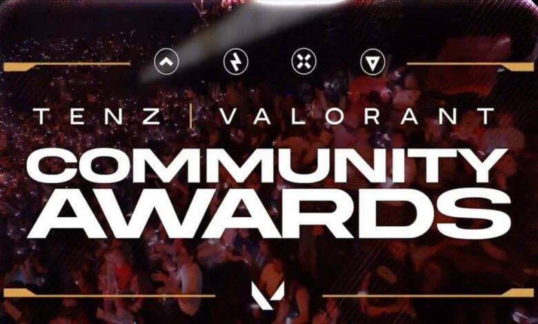 Imagem do logotipo TenZ VALORANT Community Awards em um fundo vermelho escuro de uma multidão participando do evento de esports VALORANT