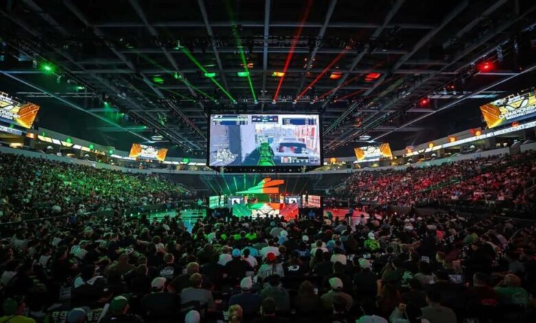 Imagem do palco do campeonato da Call of Duty League cercado por uma multidão lotada