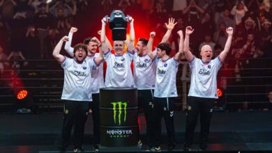 Imagem da equipe Team Vitality Counter-Strike 2 levantando o troféu no StarLadder Budapest Major 2025