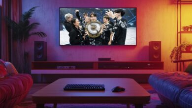 Uma sala de estar com uma grande TV exibindo a equipe vitoriosa de eSports do Dota 2, Team Spirit, segurando o troféu Aegis of Champions após vencer o The International 2023