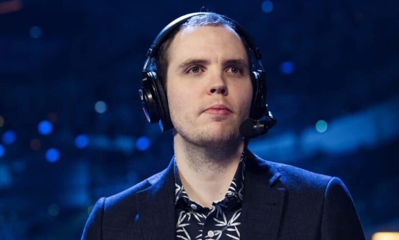 Almirante 'AdmiralBulldog' Bulldog, vencedor do TI 2013, usando um fone de ouvido em um fundo escuro