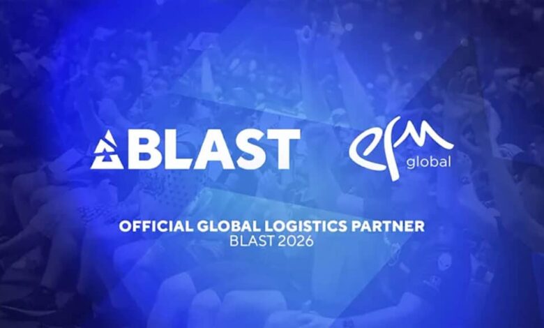 Imagem dos logotipos BLAST e EFM Global em um fundo azul claro de um palco de torneio de esportes eletrônicos