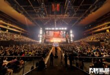 Imagem do evento de esportes eletrônicos de Counter-Strike 2 iluminado por pirotecnia e iluminação branca