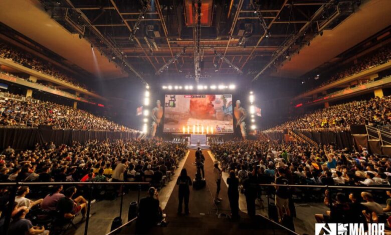 Imagem do evento de esportes eletrônicos de Counter-Strike 2 iluminado por pirotecnia e iluminação branca