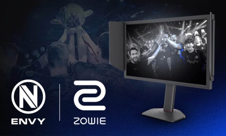 Imagem dos logotipos Envy e ZOWIE ao lado de um monitor de jogo exibindo Envy levantando um troféu de esportes eletrônicos.