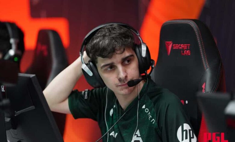 História do jogador FlyQuest Counter-Strike 2 competindo por SAW no evento de esportes eletrônicos da PGL