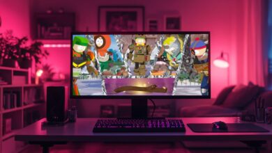 Um monitor de computador em uma mesa exibe o jogo Fortnite com personagens de South Park, incluindo Stan, Kenny, Butters, Kyle e Cartman