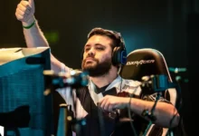 Hungrybox sentado em um torneio.