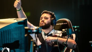 Hungrybox sentado em um torneio.