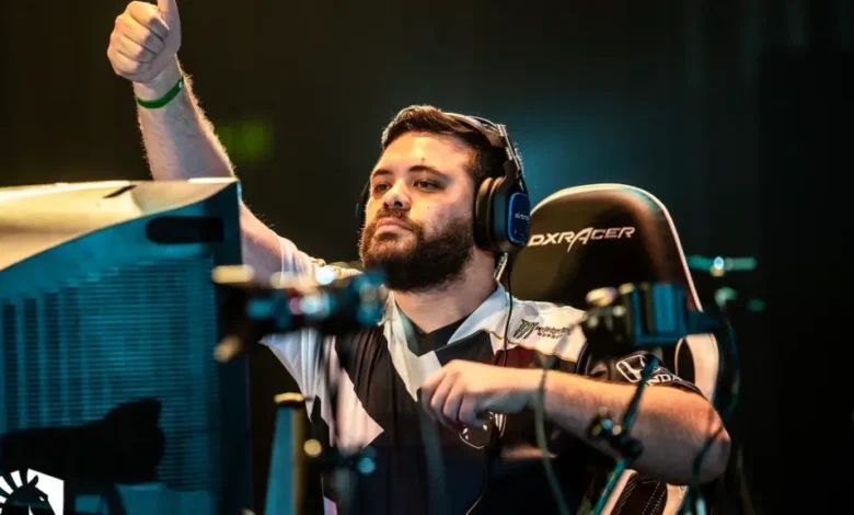 Hungrybox sentado em um torneio.