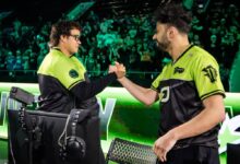 Imagem dos jogadores da OpTic Texas, Huke e Dashy, apertando as mãos enquanto competiam no palco