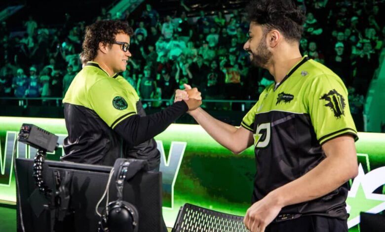 Imagem dos jogadores da OpTic Texas, Huke e Dashy, apertando as mãos enquanto competiam no palco