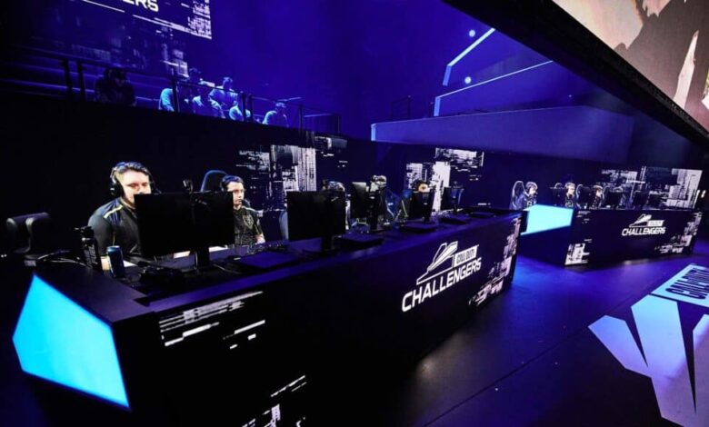 Imagem dos jogadores do Call of Duty Challengers competindo no palco com uma pequena multidão sentada acima